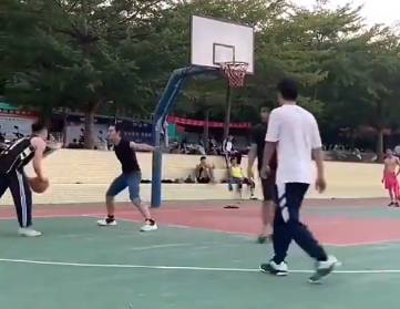 野球场碰到这样接球的 你是喊还是不喊？