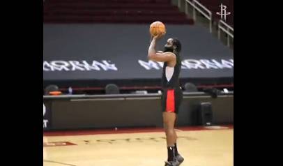 火箭今日训练营：哈登现身训练