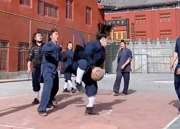 会轻功吗？来看武当道长们的篮球赛