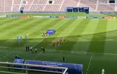 老朋友！米卢现场观战上港对阵悉尼FC