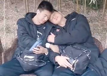 基情满满！王少杰&俞长栋“甜蜜”依偎