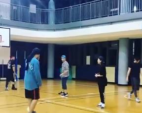 周杰伦这种打球风格 在我们这的野球场容易挨揍的