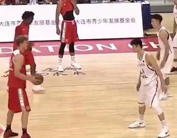 当nba首发大前锋遇上中国球员，马尔卡宁太灵活了