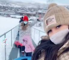 大家一起来出境！瓦嫂带着孩子们去滑雪