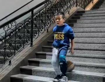 小朋友这个运球 你做得到吗？