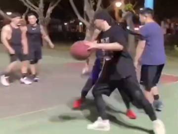 哎哟！杰伦球场戏耍女生