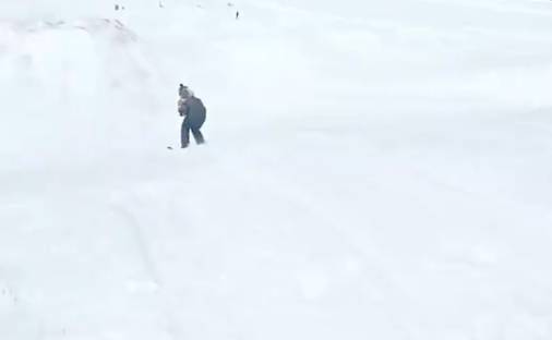 会玩！迪奥雪地投篮遭到空中拦截