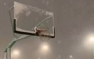 家里感冒药快过期了吧？这哥们在冰天雪地里穿短袖投篮