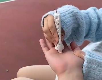 羡慕吗？场边有个妹纸帮你抹护手霜