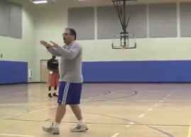 NBA版安西教练？大范甘迪在球员前秀熟练运球