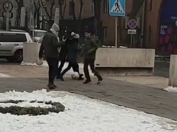 体育素养和配合不错！国外小伙街头踢球给路人