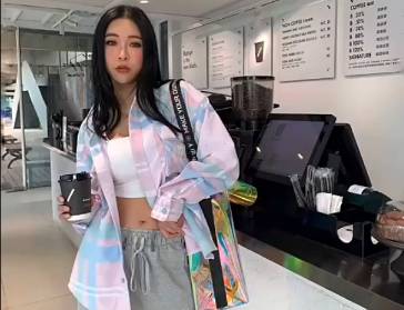 衣服和鞋子好搭！女主播周玲安这身装扮给几分？