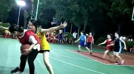 哈哈哈！妹纸这打球什么水平？