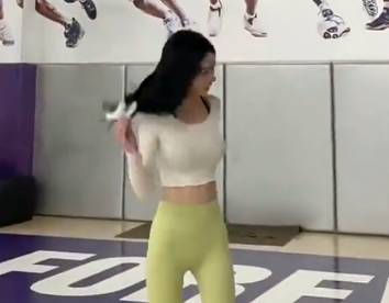 如何跟这么精致的小姐姐一起打球？