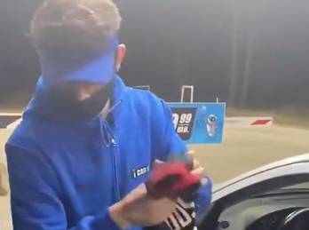 休斯敦洗车店“整活”：旧哈登球衣换免费洗车