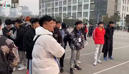 果然都一样！小哥哥在球场边看小姐姐们打球