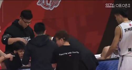 确实高水平！李楠在讲解进攻时直接用英文与外援沟通