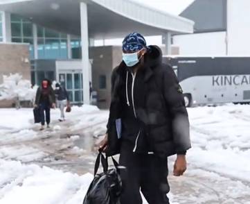好家伙！“海王”亚当斯穿拖鞋走在冰天雪地中