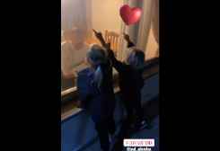 孩子们在窗户上为隔离期间的哲科画爱心