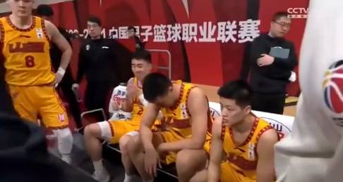 落后52分后丁伟怒批球员：能不能给自己留点脸面？