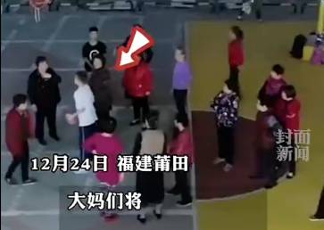 你怎么看？广场舞大妈为占篮球场围住打球男孩不让其打球