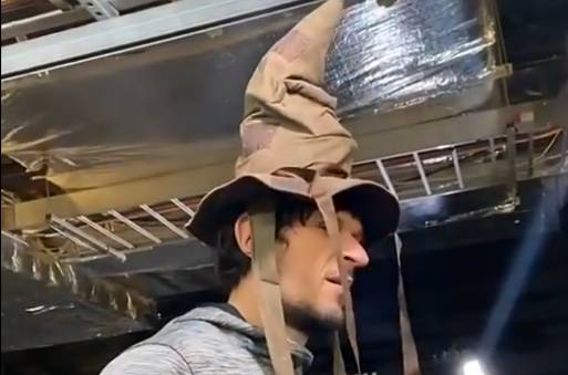 活捉哈利迷！博班头戴分院帽&挥舞魔杖念魔咒