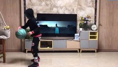 哟呵！小朋友这个运球有没有比你强？
