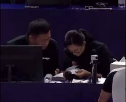 你怎么看？CBA技术代表在比赛期间翻书查规则