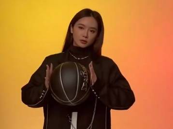 美娜拍摄个人写真 笑起来好甜啊！