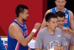 空砍大号两双难救主！王哲林赛后默默退场