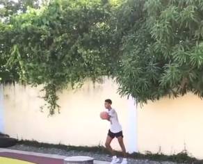 励志！独臂少年的一记帅气扣篮