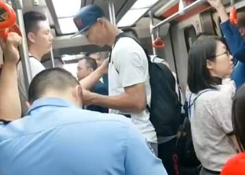 网友晒视频：坐地铁偶遇仨高个 也不知道会不会打球