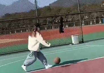 可爱！感受一下妹子一二三跳步上篮