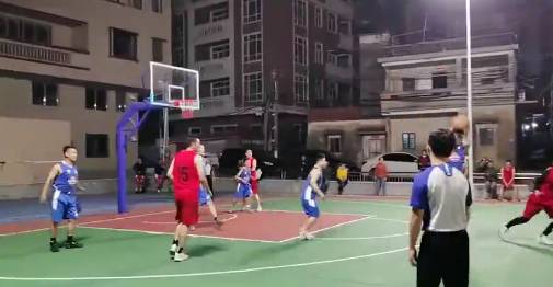 机智！小伙子假动作戏耍对手