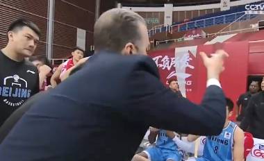 翟晓川发表意见被外教拒绝 改成给队友加油打气