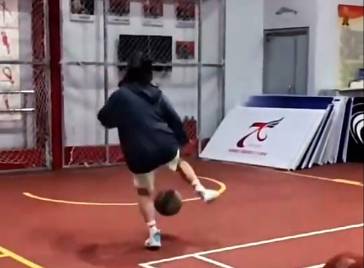 厉害了！小姐姐这个花哨上篮真是帅
