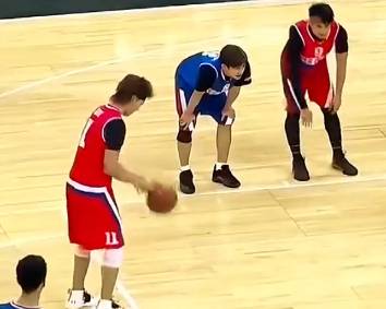 吴亦凡在麦迪面前秀自抛打板空接 可惜……