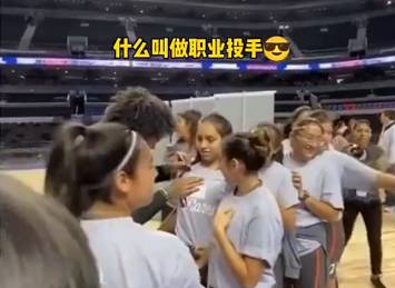 长得帅果然可以为所欲为！乌布雷给一群女粉丝在衣服上签名