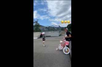笑惨！莱科宁陪女儿踢球险些受伤