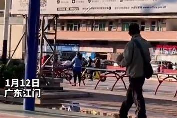 煤气大叔带着篮球来操场 接到工作电话无奈离开