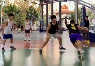 厉害了！这个上篮动作你做得出来吗？