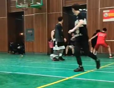 这么激烈？要打球还是要打架