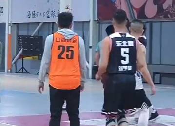 球场上遇到这种对手 该怎么防呢？