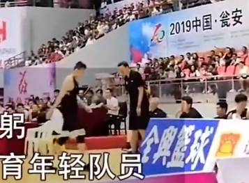 年轻球员下场时未向观众鞠躬致谢 被王治郅叫回来训诫