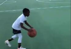 美帝俩小学生1v1斗牛瞬间 你读小学时有这水平吗