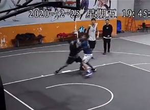 打球还是打架？拉扯成这样都没打起来？