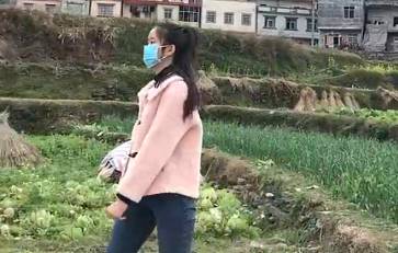 妹子在村里水泥路运球：今年村球赛是不是又打不了？
