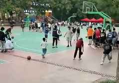 羡慕吗？姐姐让弟弟去球场上找小哥哥要微信