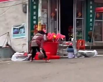 无奈生活大于篮球，靠摆地摊养活自己，只能等人少时自己玩玩。