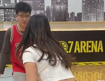 小姐姐这个上篮推人了吗？